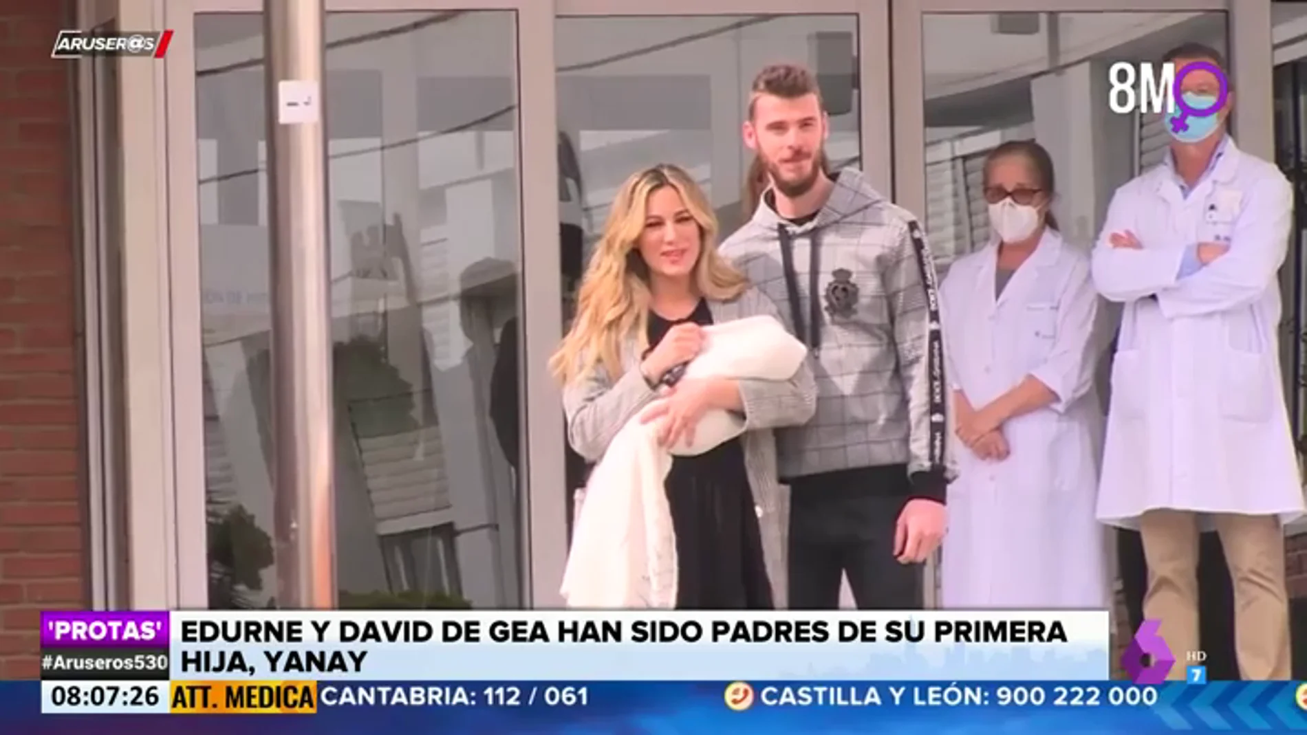Edurne y David de Gea posan con su primera hija, Yanay, a la salida del hospital