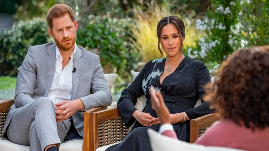 El Príncipe Harry y Meghan Markle en un momento de la entrevista con Oprah El Príncipe Harry y Meghan Markle en un momento de la entrevista con Oprah