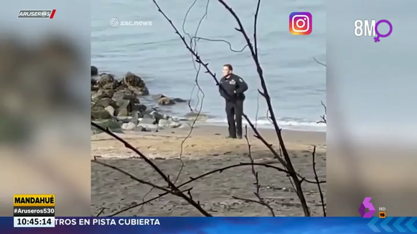 Graban a dos policías fotografiándose con un cadáver en una playa de Canadá Graban a dos policías fotografiándose con un cadáver en una playa de Canadá