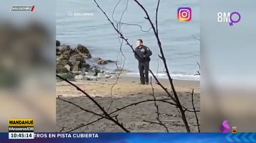 Graban a dos policías fotografiándose con un cadáver en una playa de Canadá