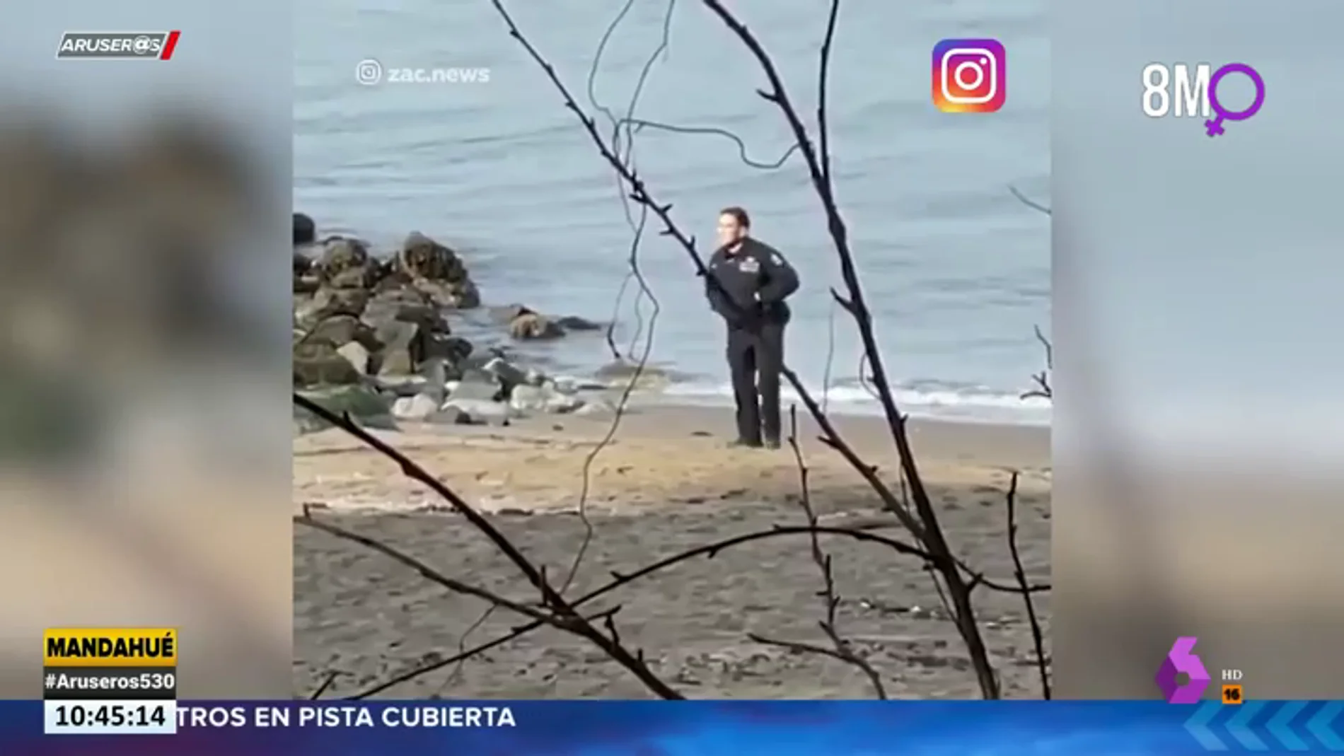 Graban a dos policías fotografiándose con un cadáver en una playa de Canadá