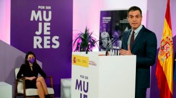 El presidente Pedro Sánchez, en el acto en el Ministerio de Igualdad junto a Irene Montero.