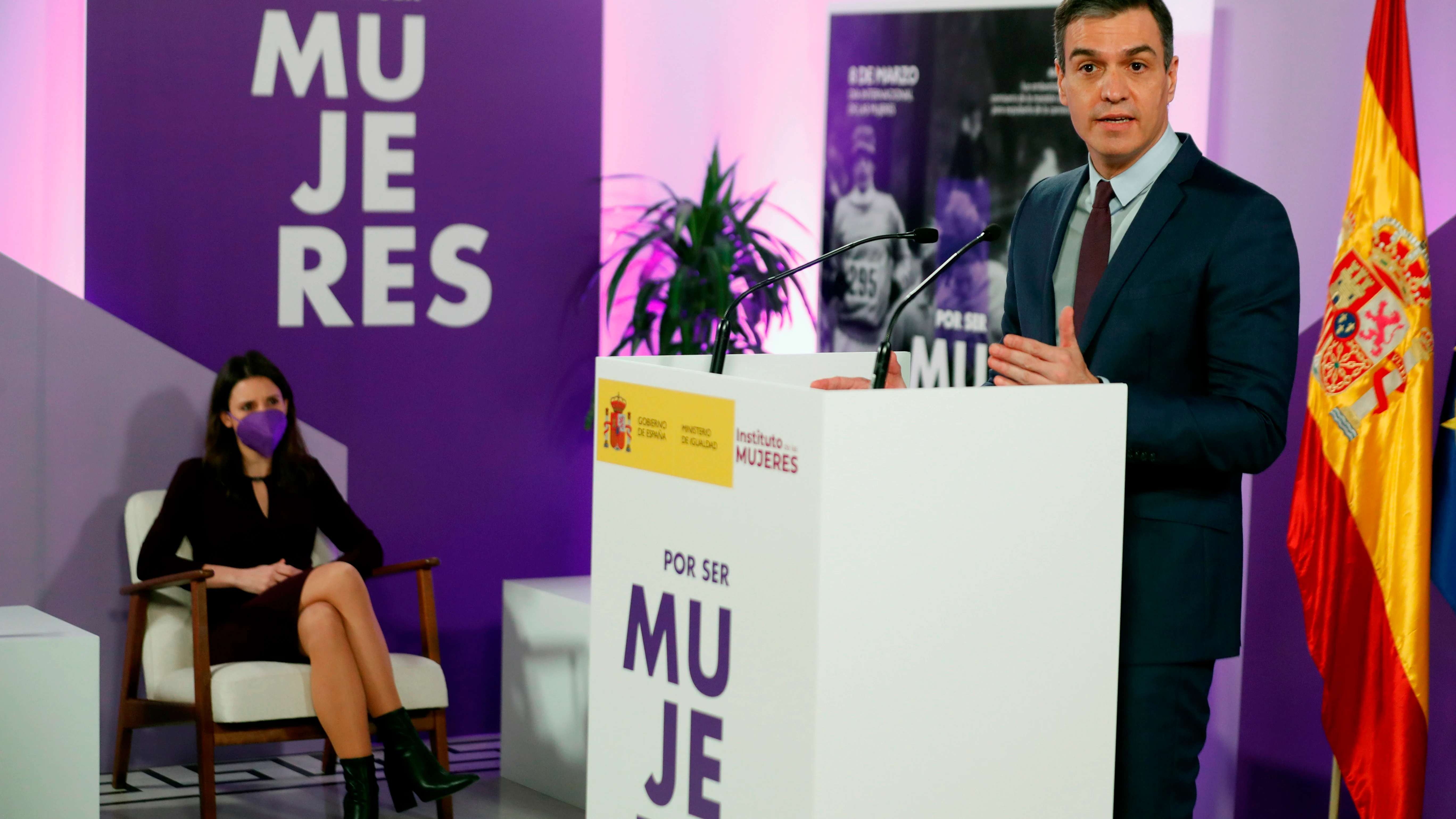 El presidente Pedro Sánchez, en el acto en el Ministerio de Igualdad junto a Irene Montero.