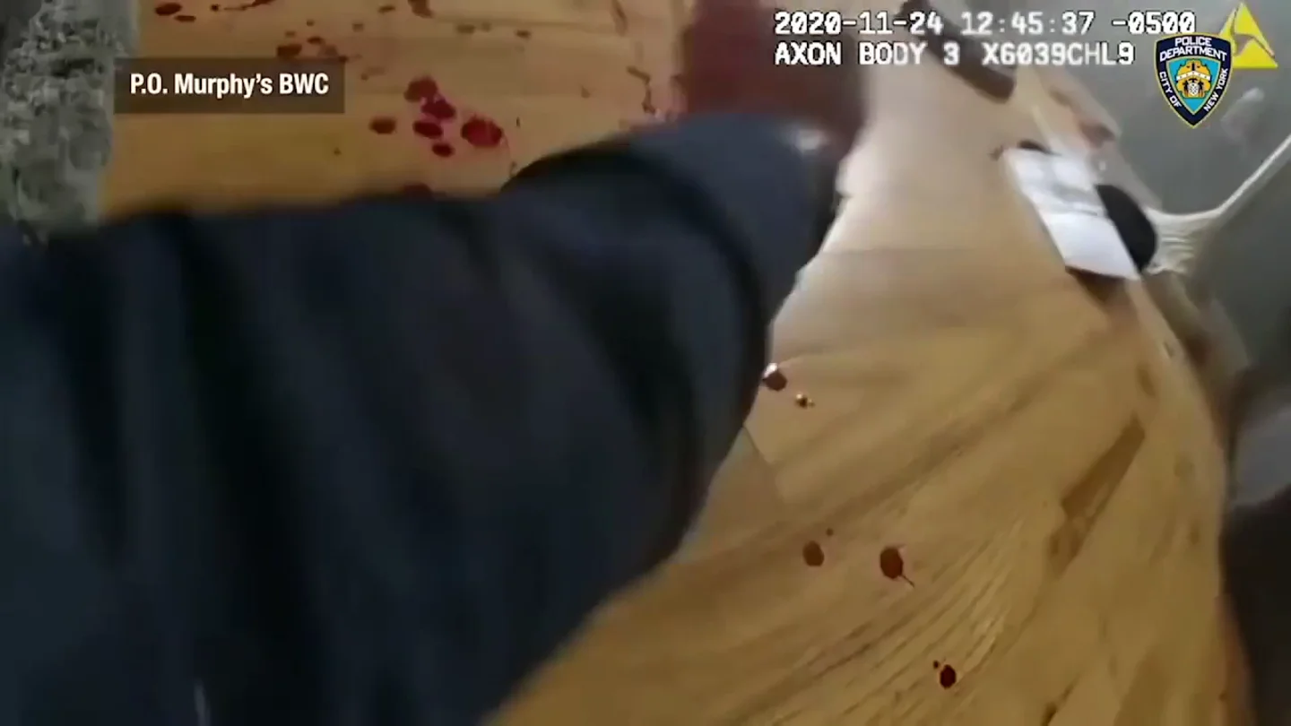 Impactantes imágenes: dos policías matan a tiros a un agresor machista que les disparó por ayudar a su mujer Impactantes imágenes: dos policías matan a tiros a un agresor machista que les disparó por ayudar a su mujer