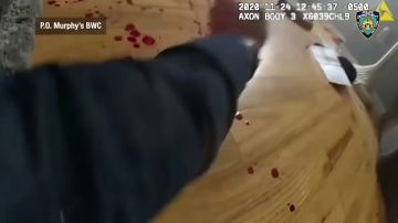 Impactantes imágenes: dos policías matan a tiros a un agresor machista que les disparó por ayudar a su mujer