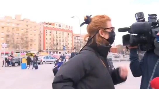 La actriz Najwa Nimri agrede a un cámara La actriz Najwa Nimri agrede a un cámara