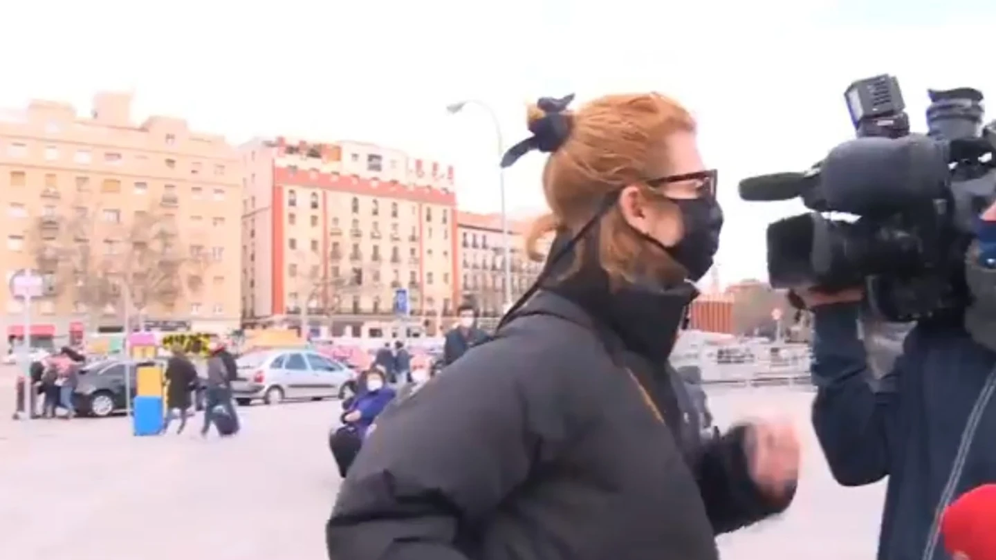 La actriz Najwa Nimri agrede a un cámara La actriz Najwa Nimri agrede a un cámara