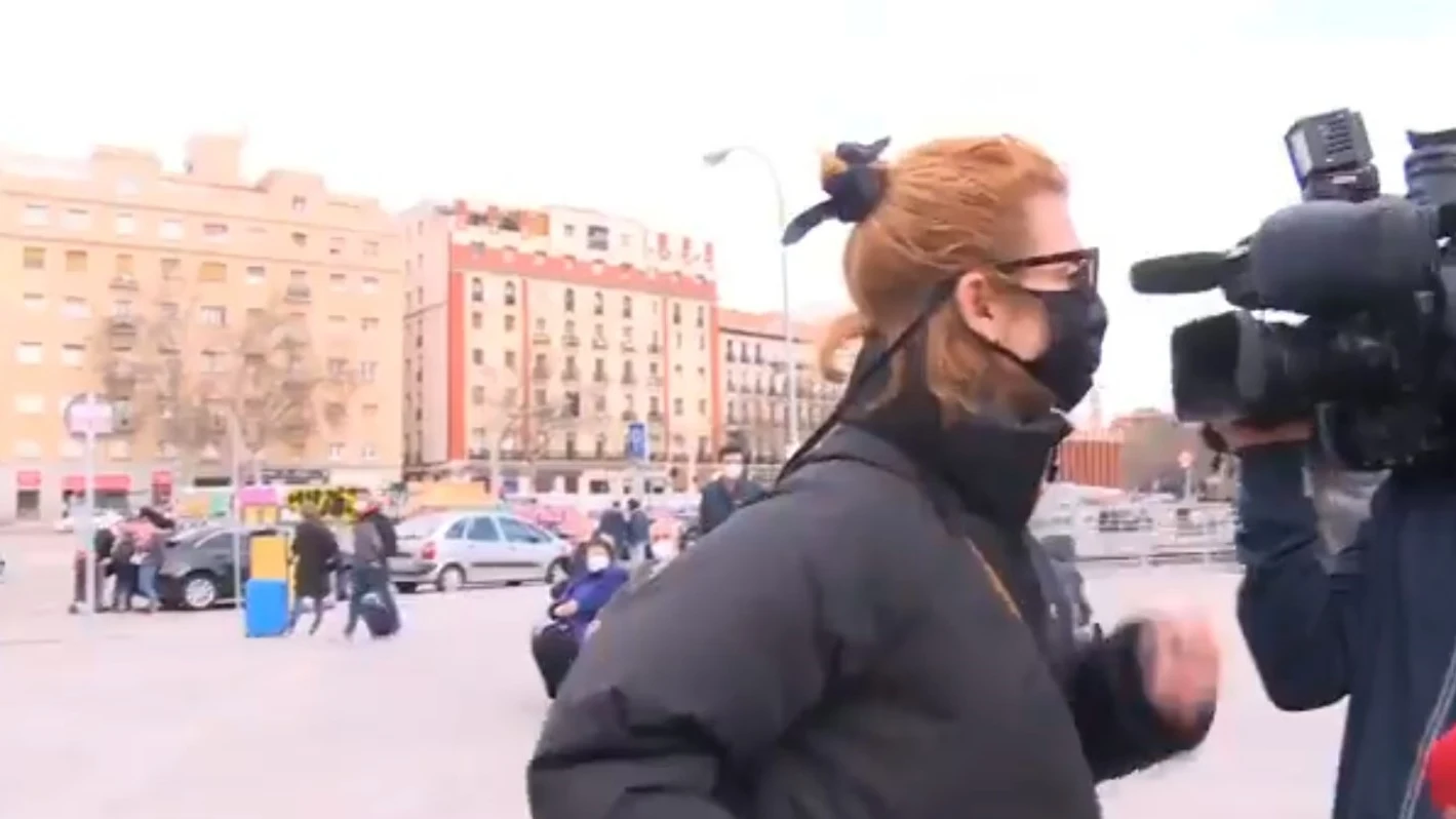 La actriz Najwa Nimri agrede a un cámara La actriz Najwa Nimri agrede a un cámara