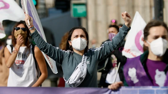 Centenares de mujeres participan en una marcha por el Día Internacional de la Mujer este lunes en Santiago de Compostela 8M