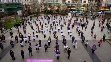 Decenas de personas se concentran este lunes en la plaza del ayuntamiento de Santander con motivo de la celebración del Día Internacional de la Mujer. 