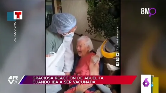 La divertida reacción de una señora al ser vacuna: así suelta un inesperado grito ante la sorpresa de su hija La divertida reacción de una señora al ser vacuna: así suelta un inesperado grito ante la sorpresa de su hija