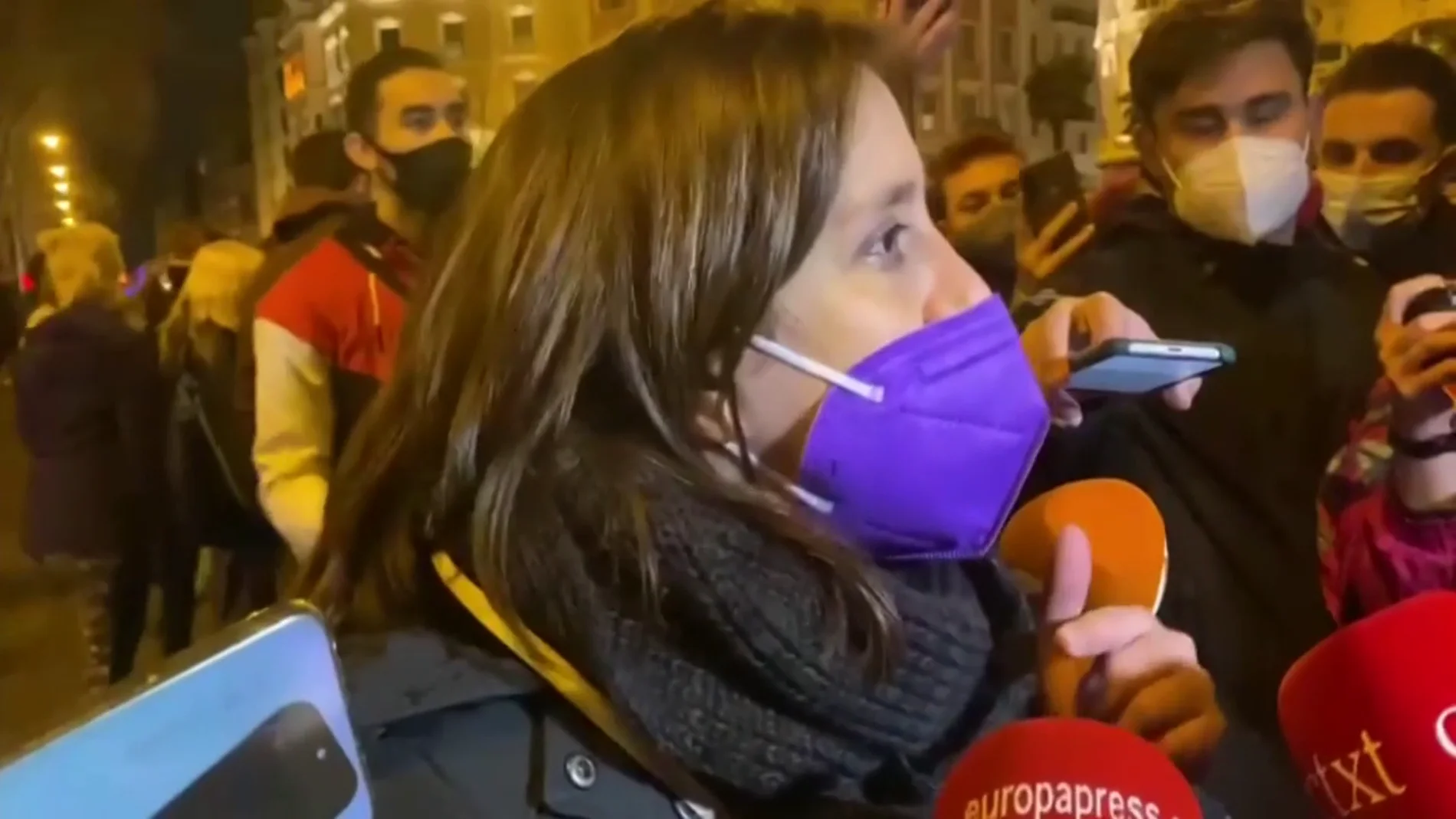 Tensión entre un grupo de feministas y la Policía en la Plaza de Neptuno de Madrid tras la lectura de un manifiesto