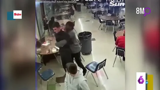 El momento en el que una trabajadora de un instituto se convierte en una heroína al salvar la vida de un joven atragantado El momento en el que una trabajadora de un instituto se convierte en una heroína al salvar la vida de un joven atragantado