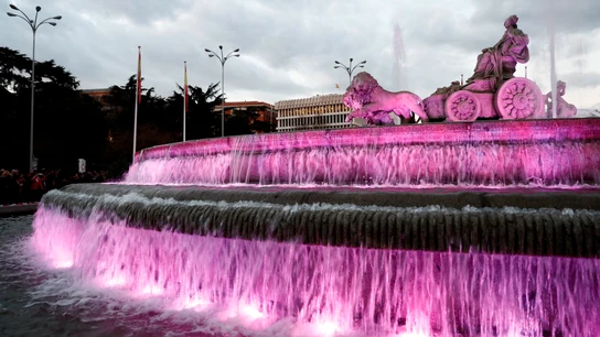 La madrileña plaza de La Cibeles luce en tonos morados durante una marcha feminista de Madrid 8M en Madrid
