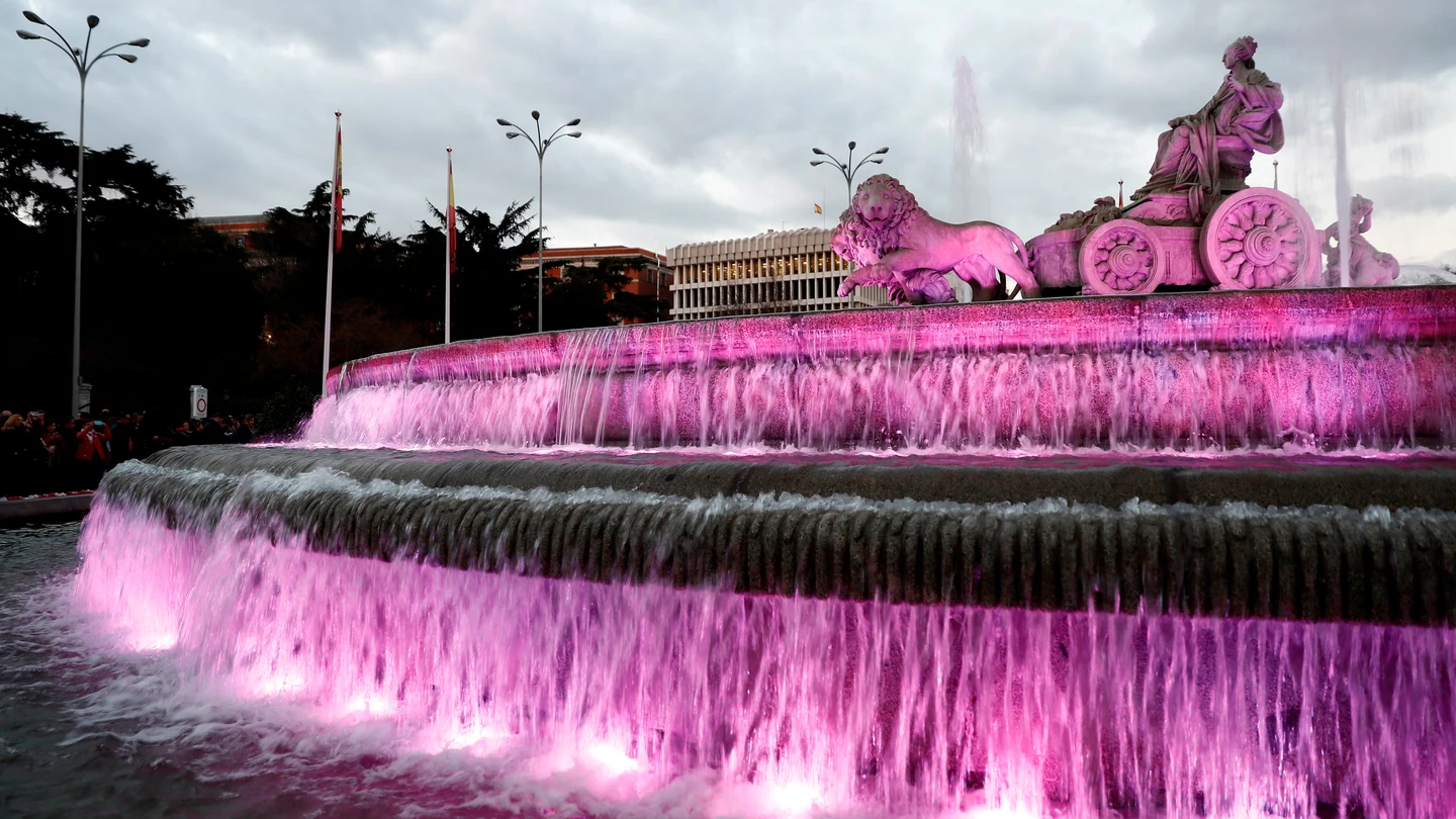 La madrileña plaza de La Cibeles luce en tonos morados durante una marcha feminista de Madrid 8M en Madrid
