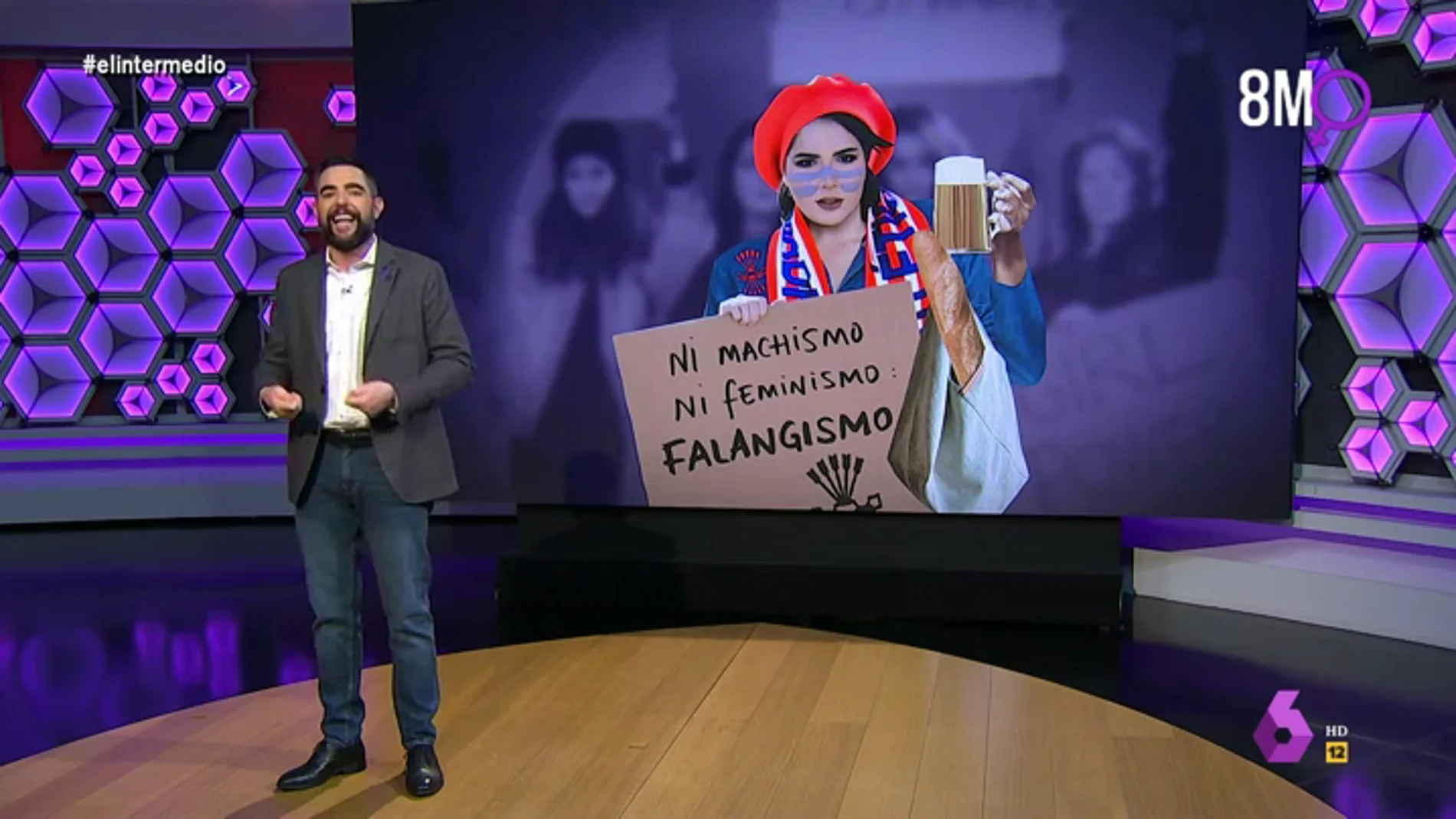 Dani Mateo 'explica' a las feministas qué hacer para que las dejen manifestarse en Madrid: "Llevad pancartas reivindicando el falangismo"