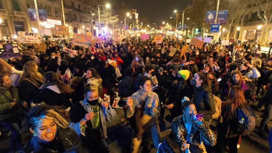 Cientos de personas participan en una manifestación en Barcelona