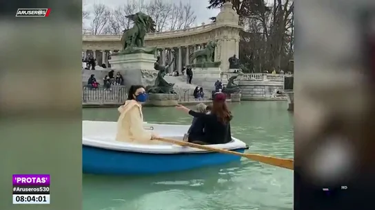 Así fue la 'persecución' de un barco a Pilar Rubio y sus hijos en el lago del Retiro Así fue la 'persecución' de un barco a Pilar Rubio y sus hijos en el lago del Retiro