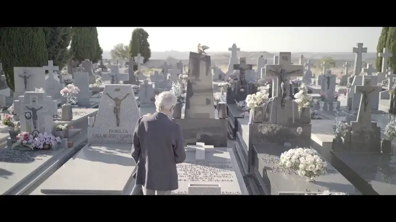El emotivo mensaje de José Sacristán al visitar el cementerio en el que están enterrados sus padres y su hermana