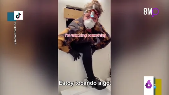 Una joven descubre que hay un enorme hueco detrás del espejo de su baño y esto es lo que se encuentra al otro lado Una joven descubre que hay un enorme hueco detrás del espejo de su baño y esto es lo que se encuentra al otro lado