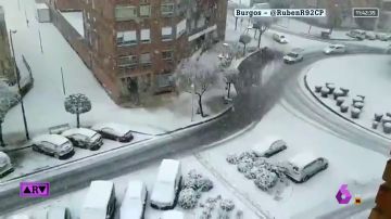 Una intensa nevada en Burgos provoca atascos en los accesos y complica la circulación de camiones