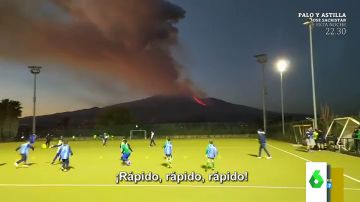 Las impactantes imágenes de niños entrenando frente al volcán Etna en plena erupción