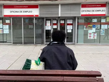 Una persona espera en las inmediaciones de una Oficina de Empleo ubicada en Alcorcón, Madrid