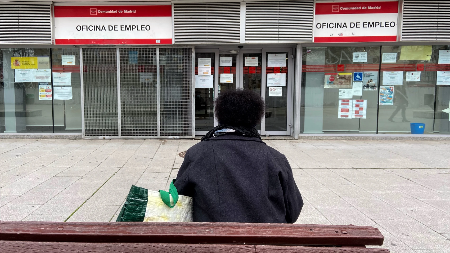 Una persona espera en las inmediaciones de una Oficina de Empleo ubicada en Alcorcón, Madrid