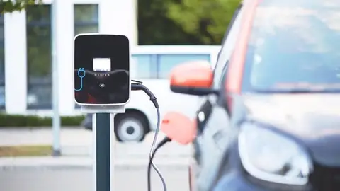 Nuevo reglamento de baterías coche eléctrico Coche eléctrico cargando