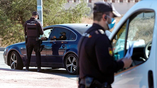 Averías falsas en segundas residencias: la nueva artimaña para sortear el cierre perimetral en Semana Santa Imagen de un control policial