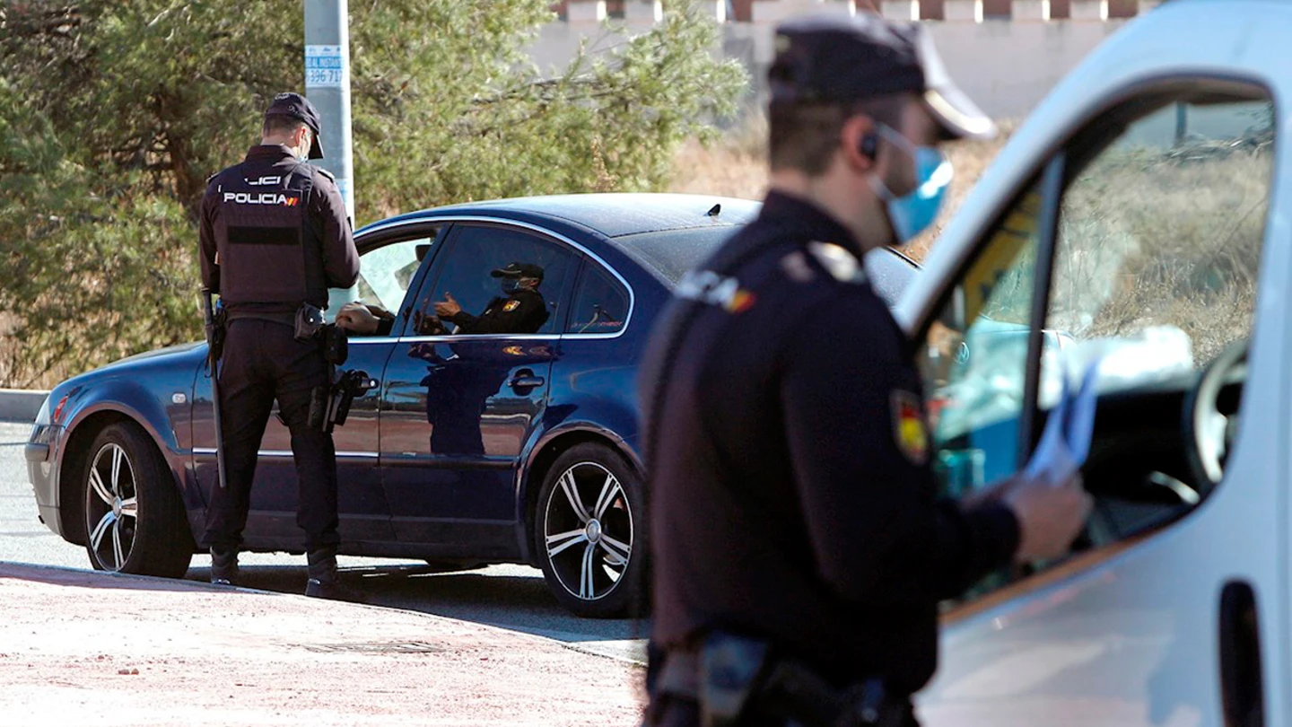 Averías falsas en segundas residencias: la nueva artimaña para sortear el cierre perimetral en Semana Santa Imagen de un control policial