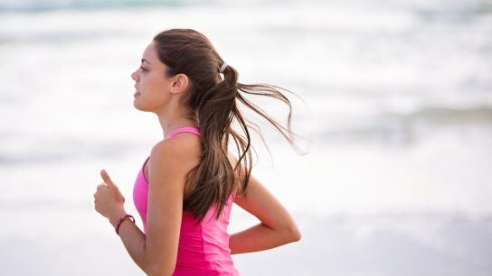 Chica corriendo en primer plano