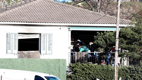 Vista de la vivienda incendiada en El Molar Vista de la vivienda en la que tres personas -un hombre, una mujer y una niña- han muerto este martes en la localidad madrileña de El Molar