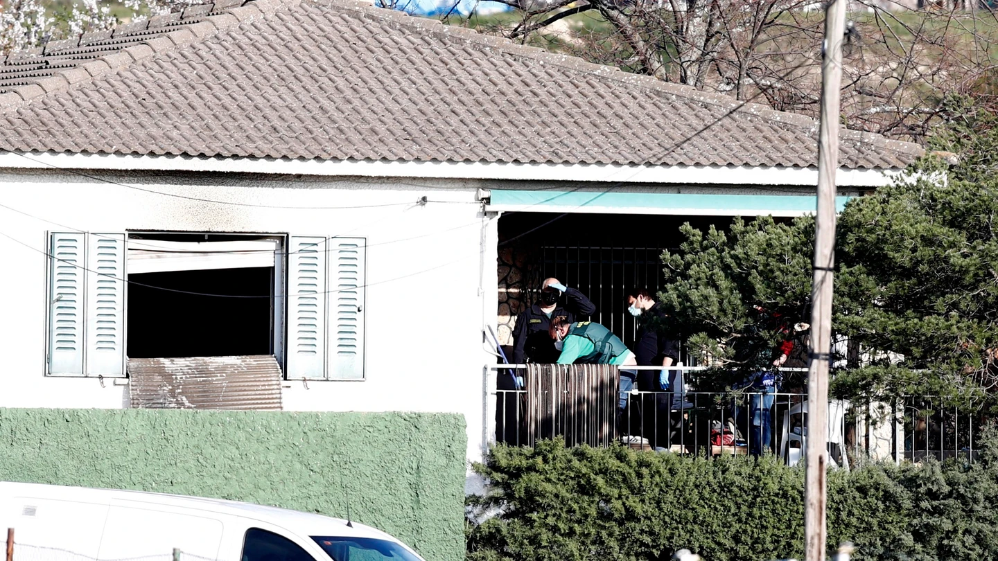 Vista de la vivienda incendiada en El Molar Vista de la vivienda en la que tres personas -un hombre, una mujer y una niña- han muerto este martes en la localidad madrileña de El Molar