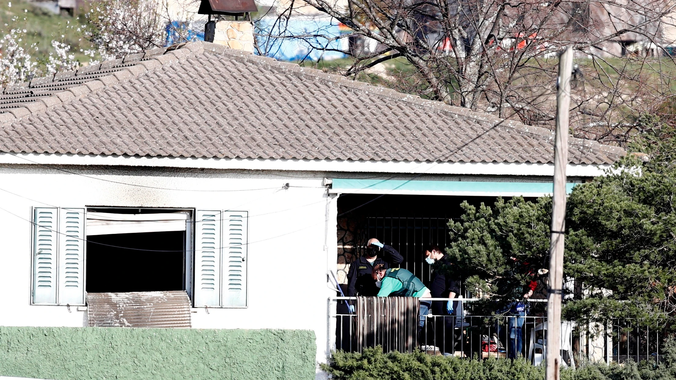 Vista de la vivienda en la que tres personas -un hombre, una mujer y una niña- han muerto este martes en la localidad madrileña de El Molar