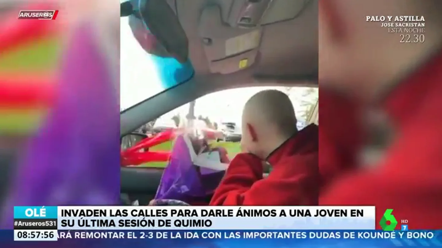 La emotiva sorpresa de un vecindario a una joven antes de ir a su última sesión de quimioterapia La emotiva sorpresa de un vecindario a una joven antes de ir a su última sesión de quimioterapia