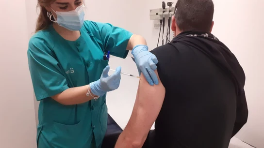 Un Policía Nacional recibe la primera dosis de la vacuna Un Policía Nacional recibe la primera dosis de la vacuna