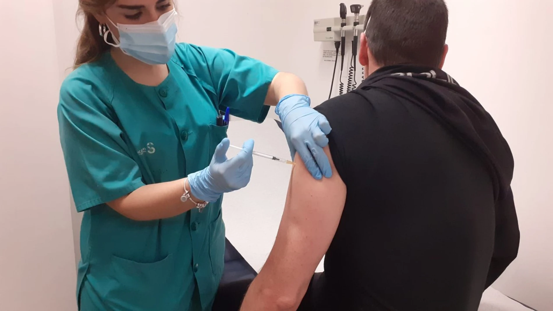 Un Policía Nacional recibe la primera dosis de la vacuna
