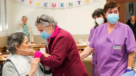 Dos hermanas que viven en la misma residencia se reencuentran tras meses de aislamiento, en Bizkaia Dos hermanas que viven en la misma residencia se reencuentran tras meses de aislamiento.