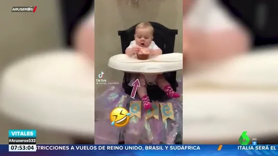 El sorprendente enfado de un bebé con sus padres cuando intentan quitarle un pastel El sorprendente enfado de un bebé con sus padres cuando intentan quitarle un pastel