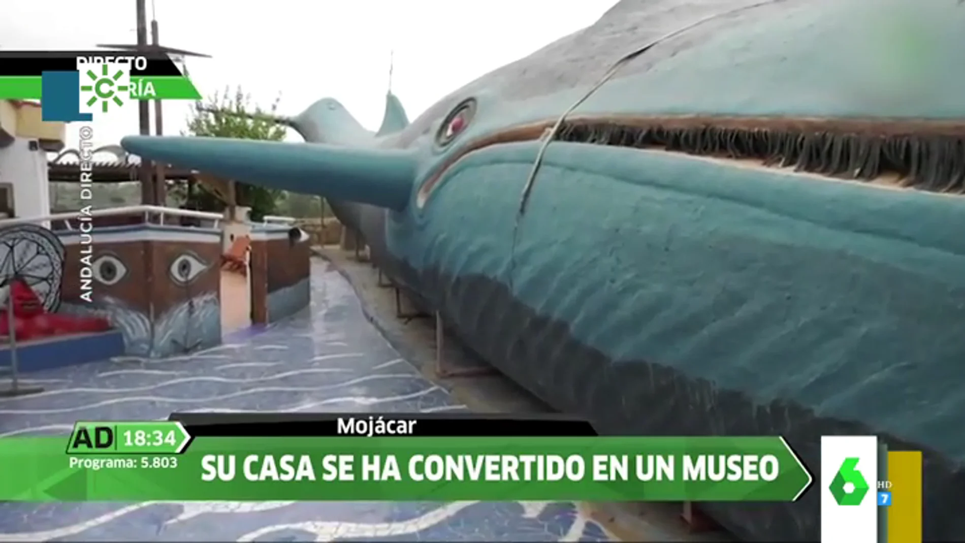 Un abuelo recrea una ballena de 32 metros en el jardín de su casa en Mojácar