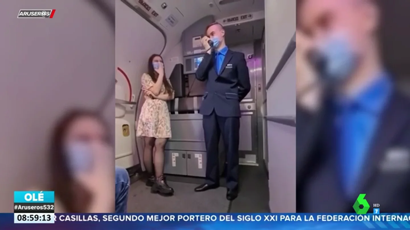 Un auxiliar de vuelo pide matrimonio a su novia en el aire Un auxiliar de vuelo pide matrimonio a su novia en el aire
