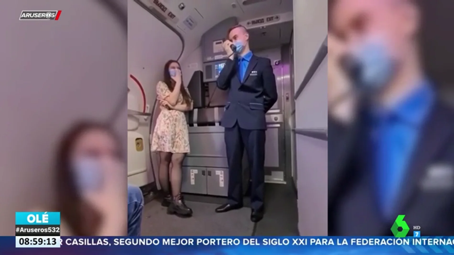 Un auxiliar de vuelo pide matrimonio a su novia en el aire
