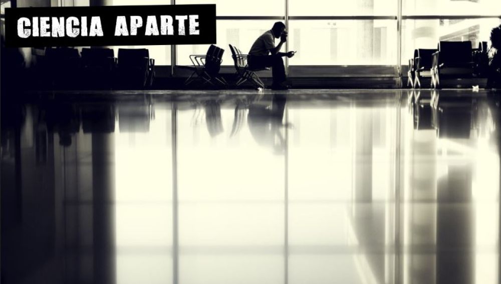 Un hombre espera en un aeropuerto