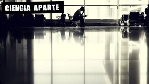 Un hombre espera en un aeropuerto Un hombre espera en un aeropuerto