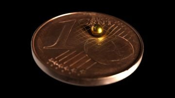 esfera oro moneda un céntimo gravedad