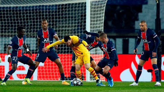 Leo Messi, rodeado de jugadores del PSG Leo Messi, rodeado de jugadores del PSG