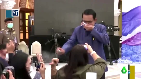 El primer ministro de Tailandia rocía con gel hidroalcohólico a los periodistas El primer ministro de Tailandia rocía con gel hidroalcohólico a los periodistas