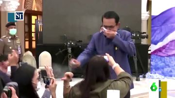 El primer ministro de Tailandia rocía con gel hidroalcohólico a los periodistas
