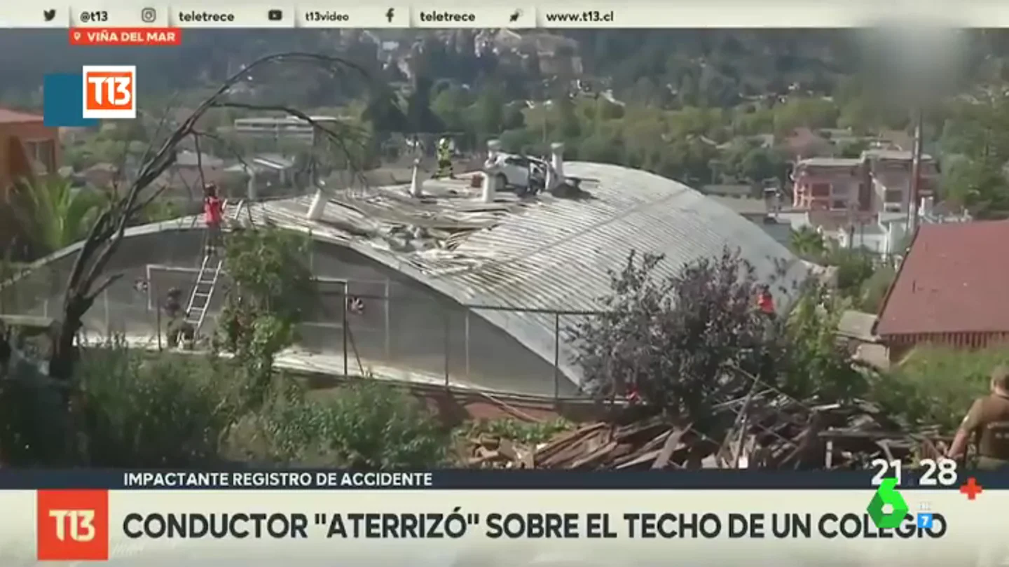 El insólito accidente de un coche 'volador': el conductor aterriza sobre el tejado de un colegio El insólito accidente de un coche 'volador': el conductor aterriza sobre el tejado de un colegio